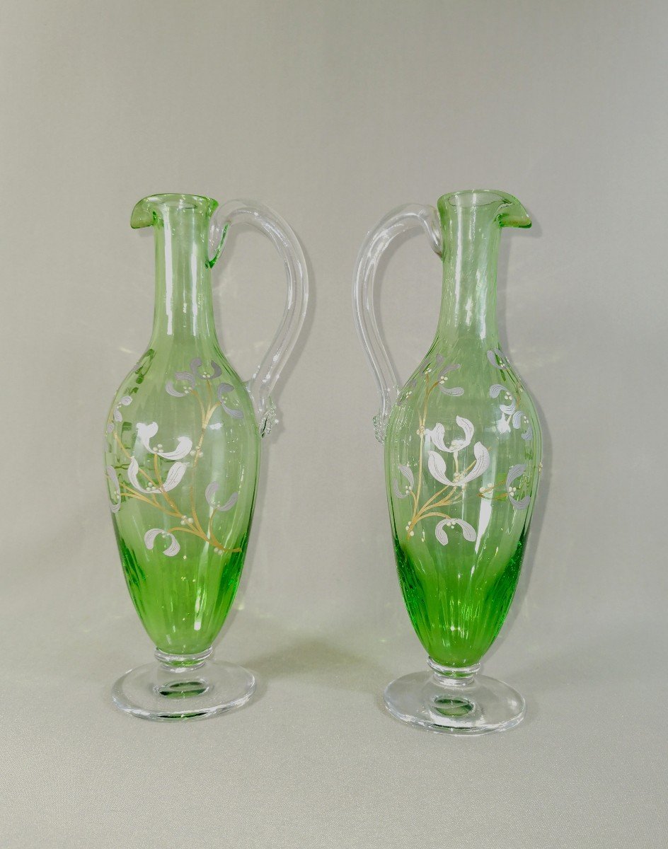 Paire d'Aiguières Verseuses d'Epoque Art Nouveau, Décor Naturaliste émaillé au Gui -photo-4