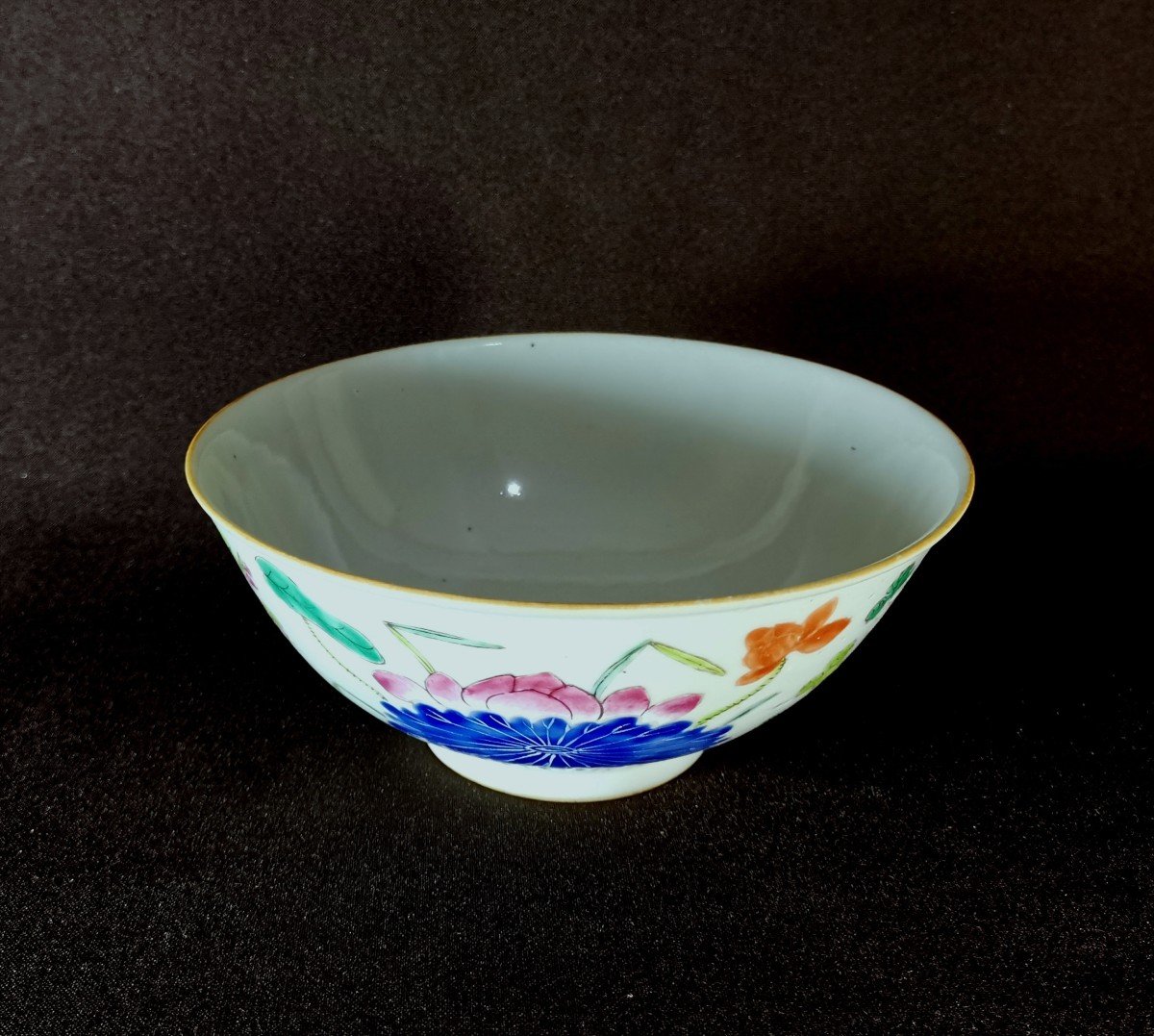 China 18th Century, Qing Period, Large Porcelain Bowl Or Cup With Polychrome Flower Hedge Decor-photo-4