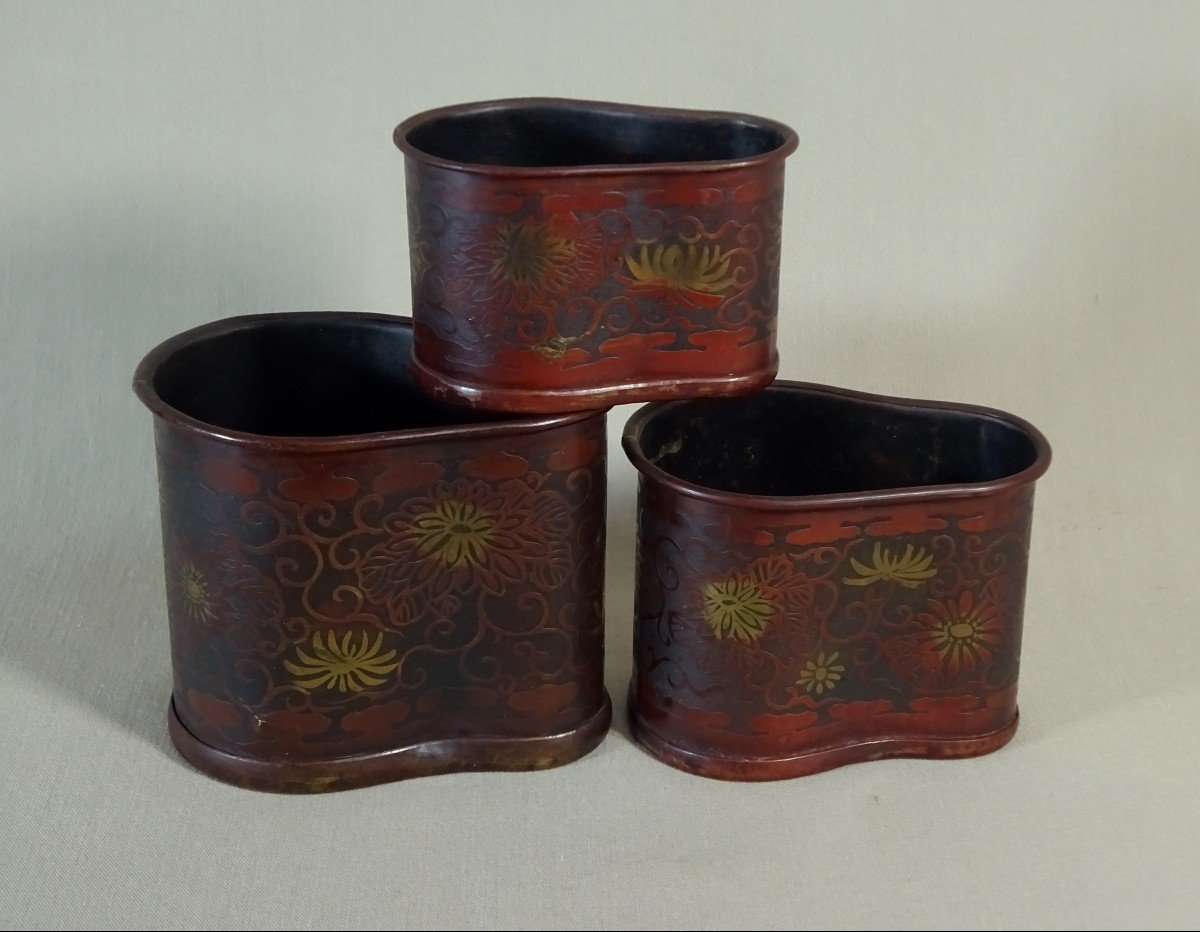 Japan 19th Century, Meiji Period, Three Measures Or Cups In Patina Copper Engraved With Flowers In Acid