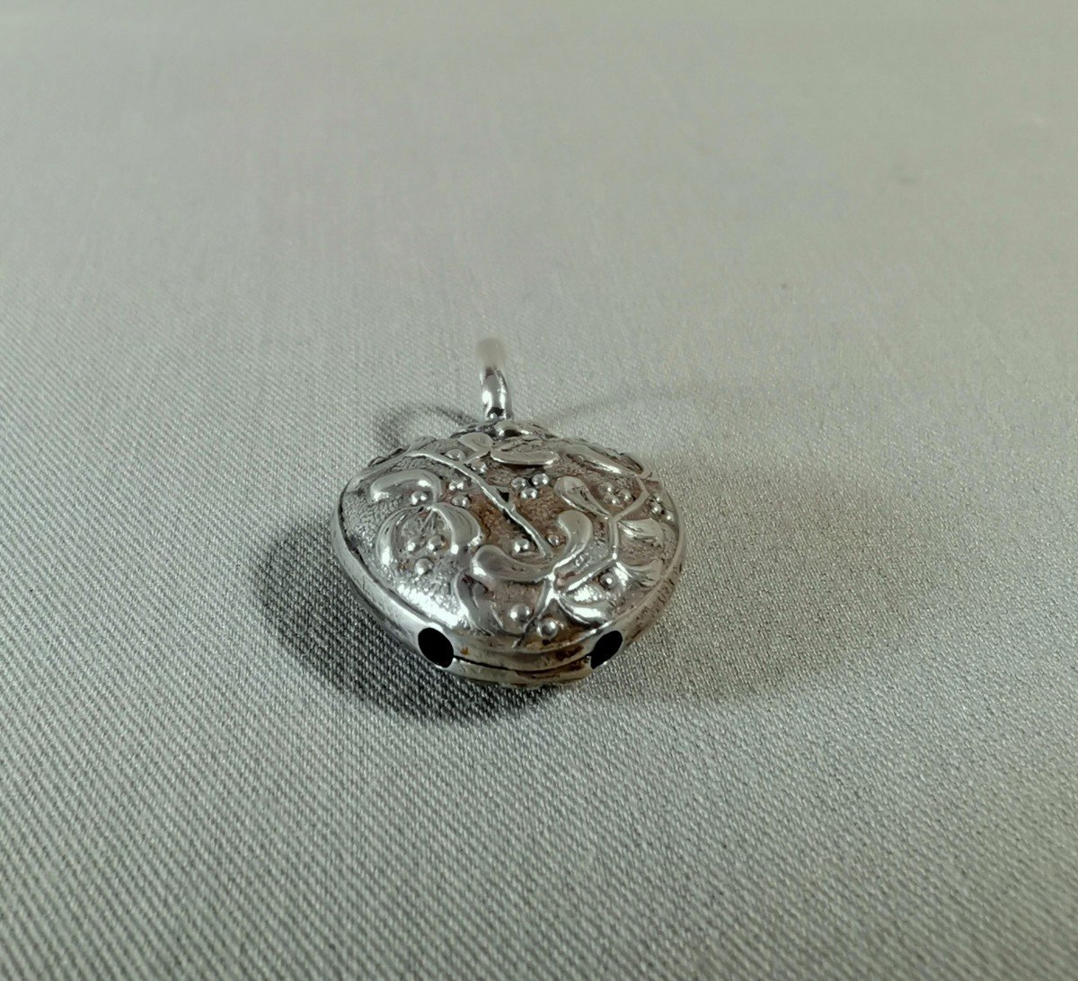 Pregnancy Bola Or Small Rattle Jewel Pendant In Silver, Heart Shape & Mistletoe Decor-photo-2