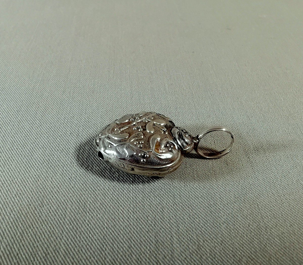 Pregnancy Bola Or Small Rattle Jewel Pendant In Silver, Heart Shape & Mistletoe Decor-photo-4