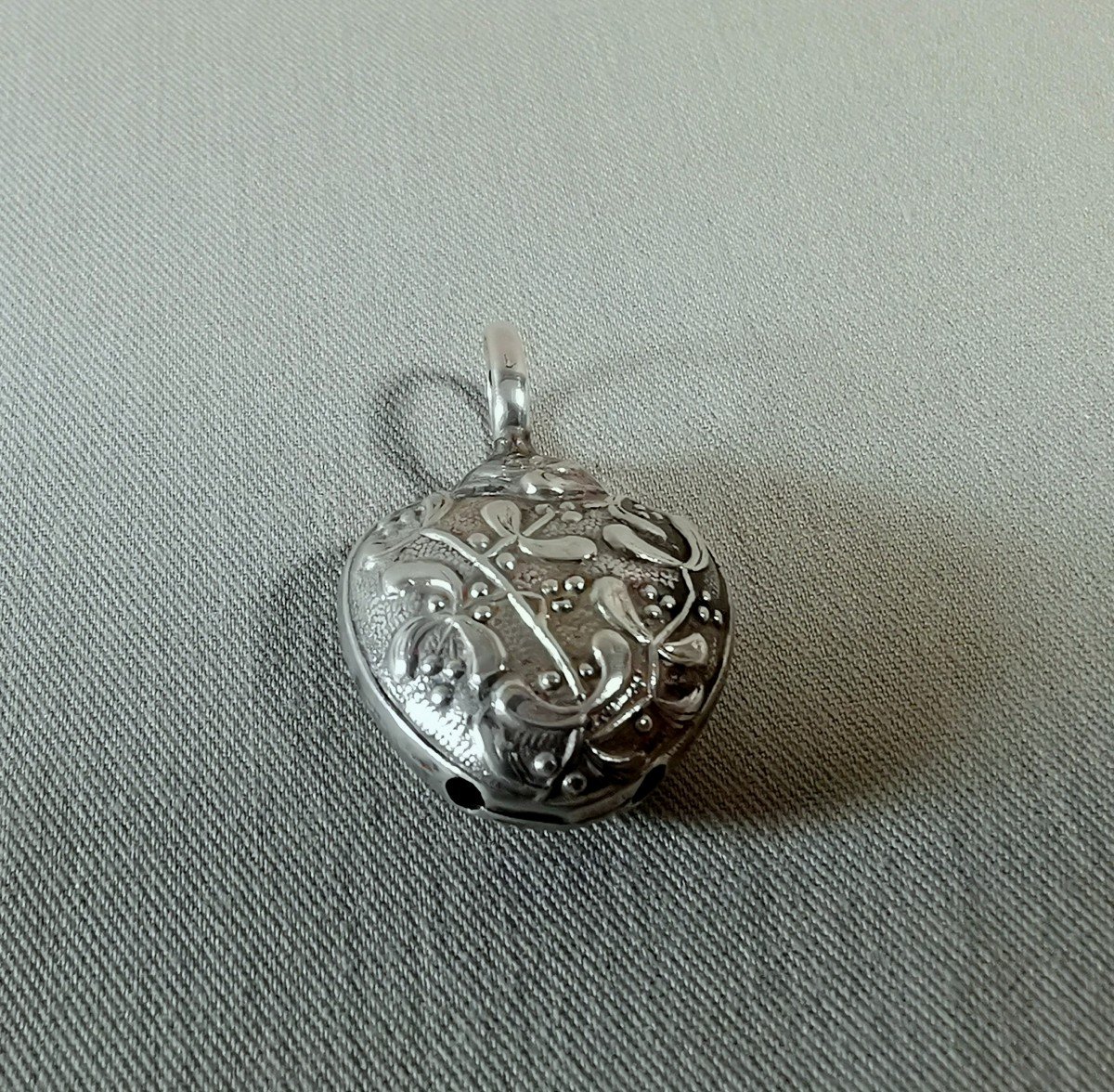 Pregnancy Bola Or Small Rattle Jewel Pendant In Silver, Heart Shape & Mistletoe Decor-photo-2