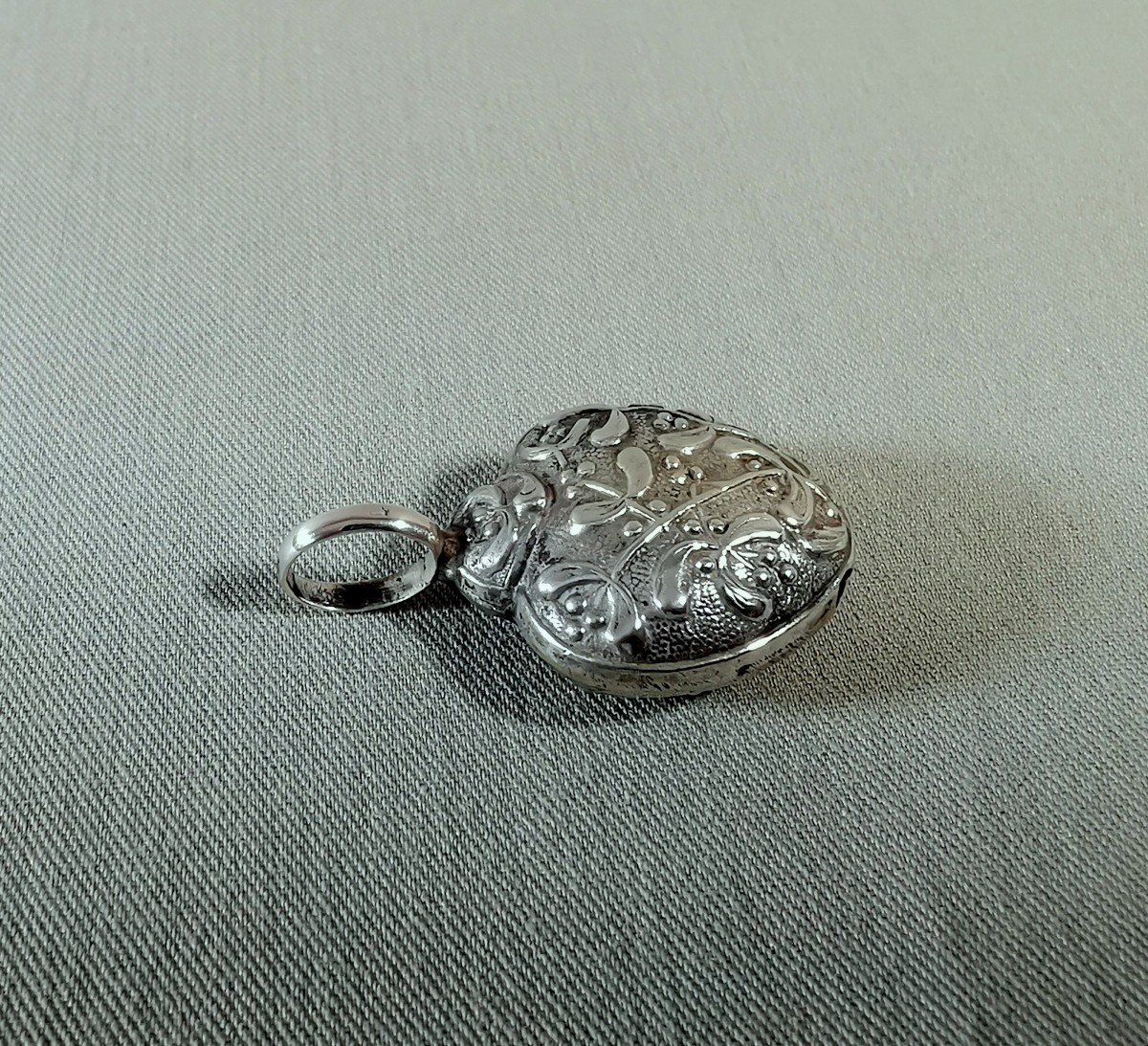 Pregnancy Bola Or Small Rattle Jewel Pendant In Silver, Heart Shape & Mistletoe Decor-photo-3