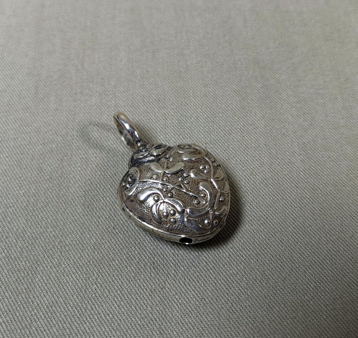 Pregnancy Bola Or Small Rattle Jewel Pendant In Silver, Heart Shape & Mistletoe Decor-photo-8