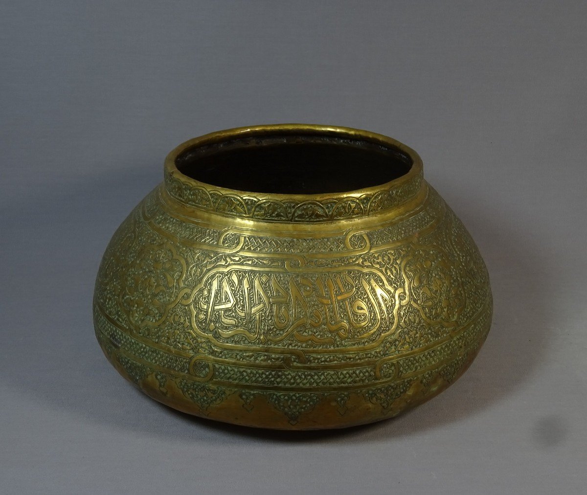 Levant Brass Heap Basin, Iran 18th-19th Century, Wall With 5 Epigraphic Cartridges In Thuluth-photo-2