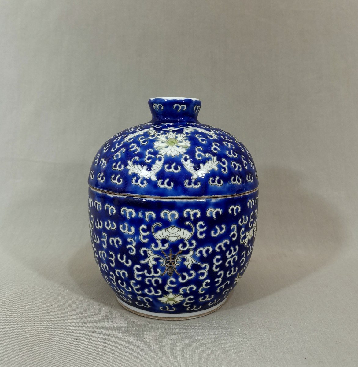 Chine Dynastie Qing ,  Pot Couvert En Porcelaine, Décor Chauve-souris, Lotus & Caractère Shou