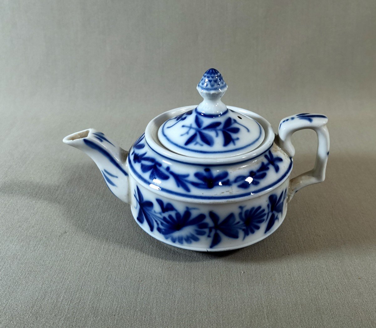 Porcelaine de Bayeux, Début XIXe Siècle, Théière en Porcelaine Blanc Bleu à Décor de Fleurs