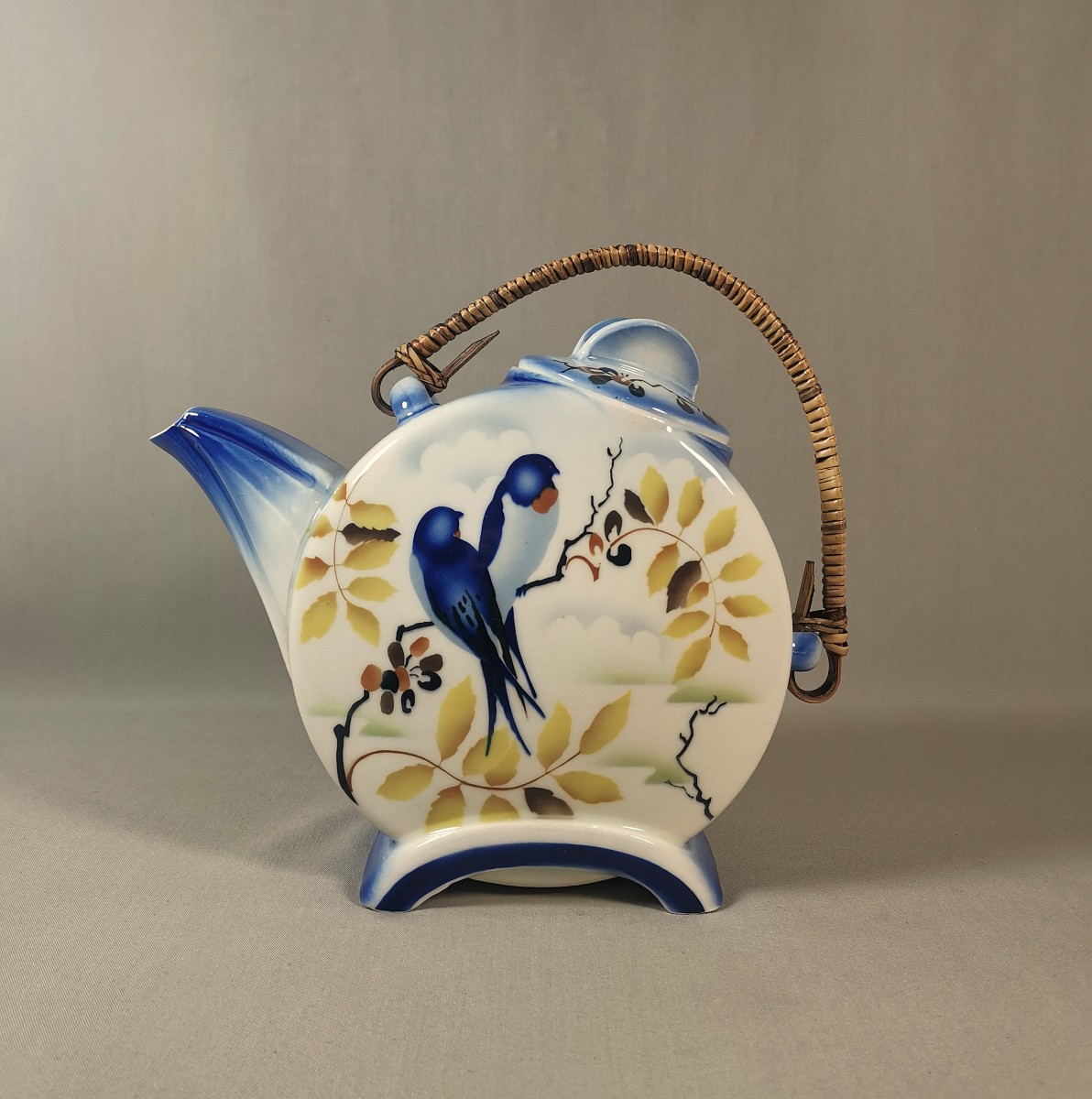 Théière Art Déco Porcelaine, Vers 1930, Panse Aplatie & Décor Aux Hirondelles, Manuf. Tchèque