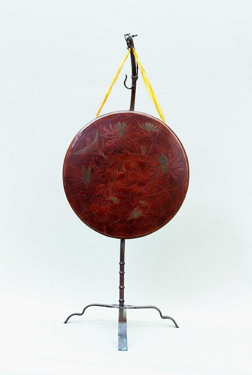 Japan Meiji Period, Gong With Engraving Of Flowers, Birds And Triskel, Stem Imitation Bamboo