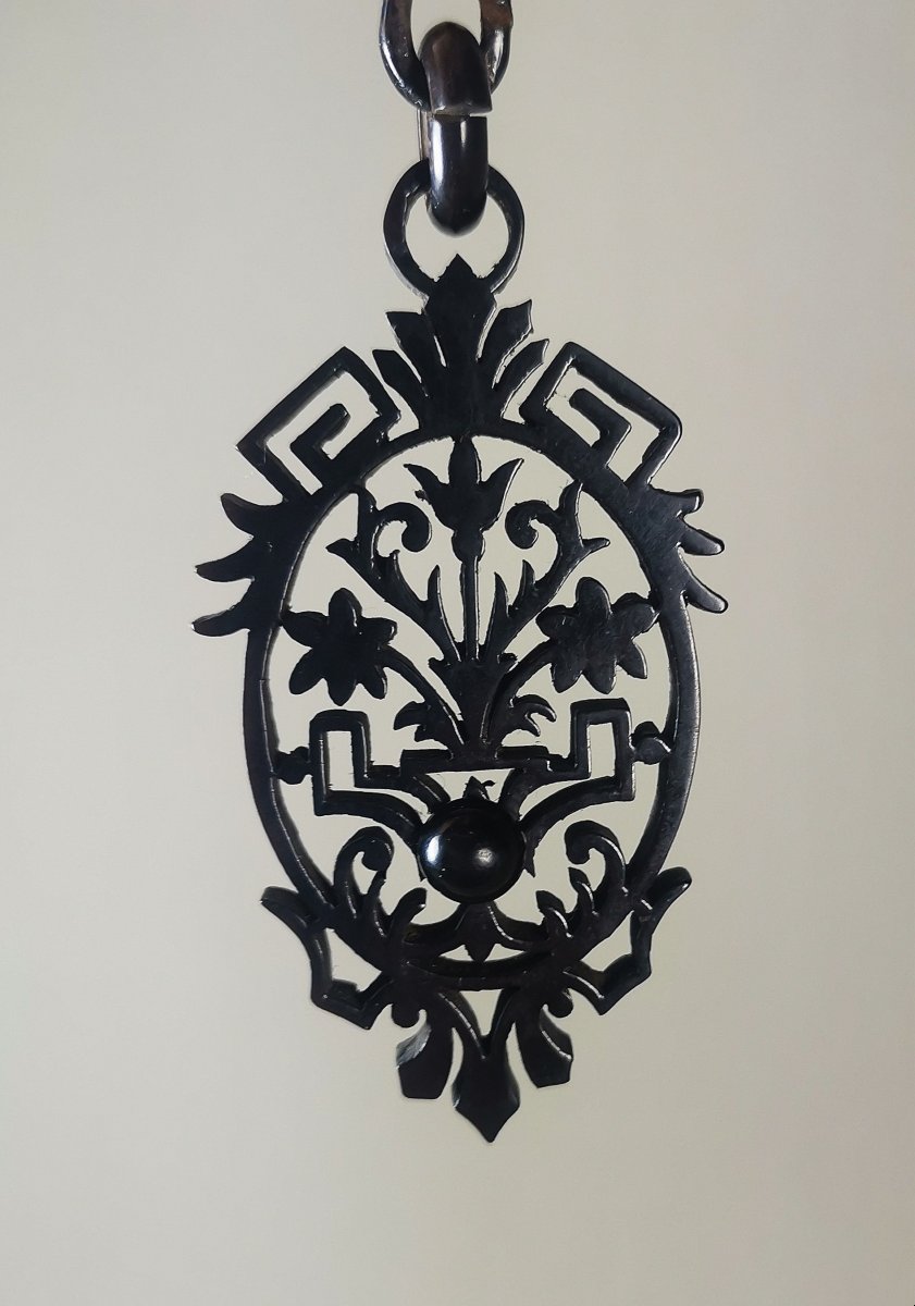 Whitby-jet, 19th Century Pendant Jewelry In Wood Or Fossil Lignite, Town Of Whitby, Yorkshire-photo-2