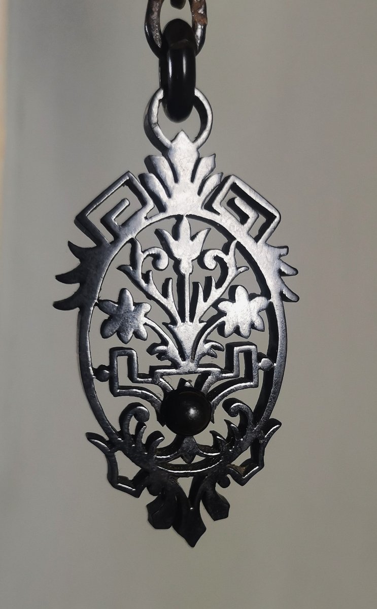 Whitby-jet, 19th Century Pendant Jewelry In Wood Or Fossil Lignite, Town Of Whitby, Yorkshire-photo-3