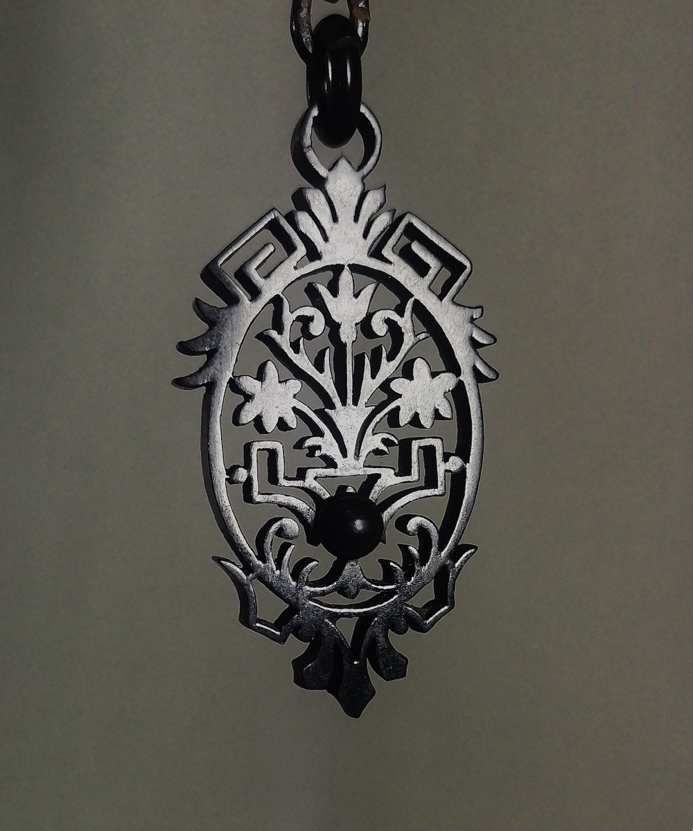 Whitby-jet, 19th Century Pendant Jewelry In Wood Or Fossil Lignite, Town Of Whitby, Yorkshire-photo-4