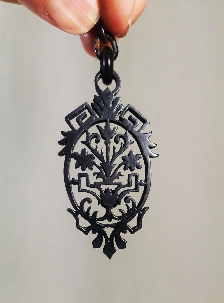 Whitby-jet, 19th Century Pendant Jewelry In Wood Or Fossil Lignite, Town Of Whitby, Yorkshire-photo-3