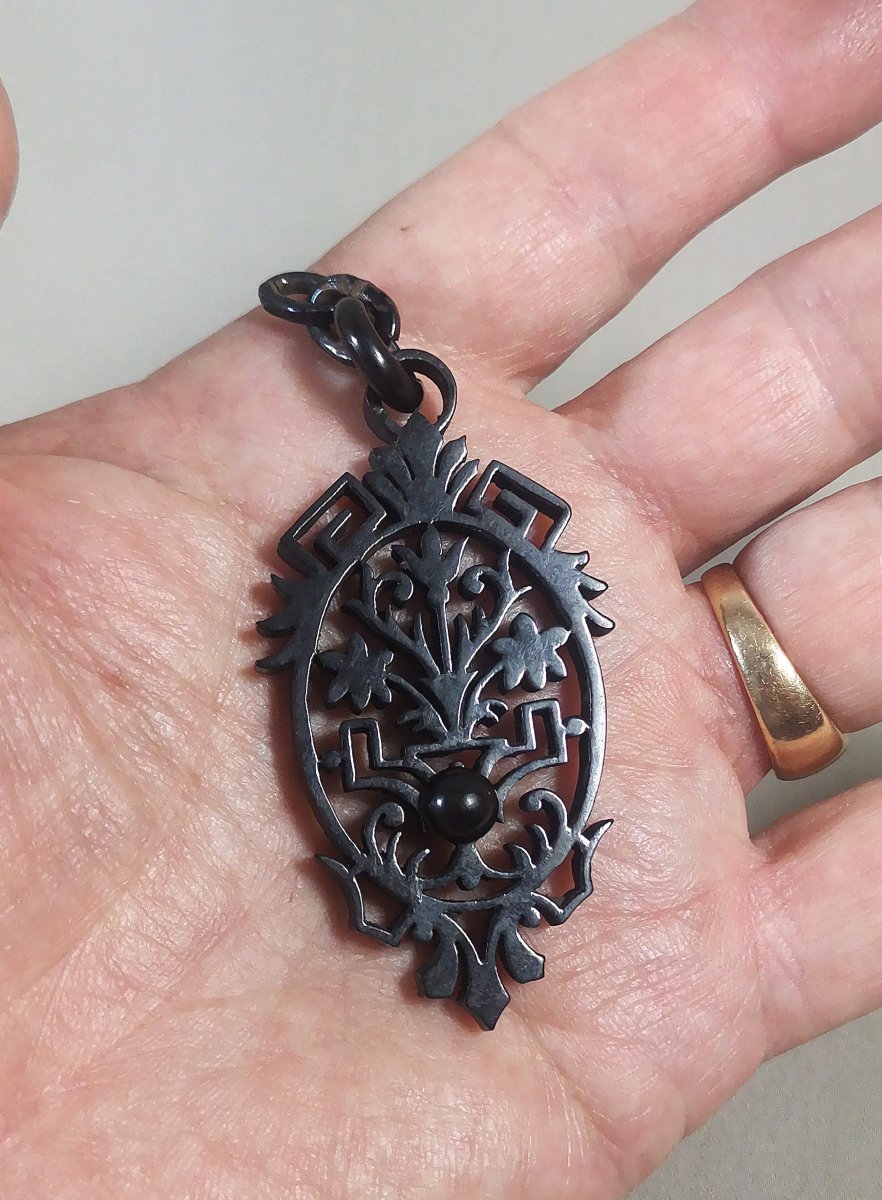 Whitby-jet, 19th Century Pendant Jewelry In Wood Or Fossil Lignite, Town Of Whitby, Yorkshire-photo-4
