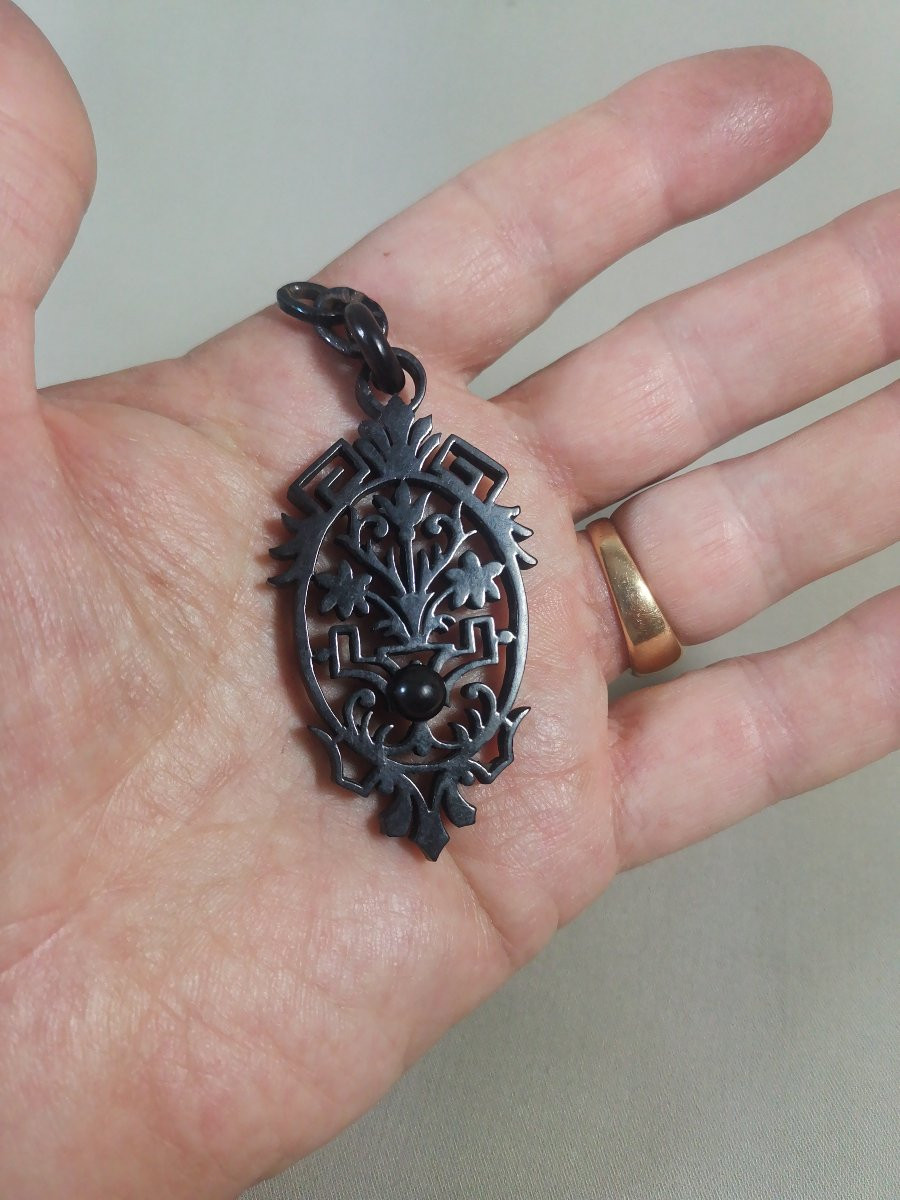 Whitby-jet, 19th Century Pendant Jewelry In Wood Or Fossil Lignite, Town Of Whitby, Yorkshire-photo-5