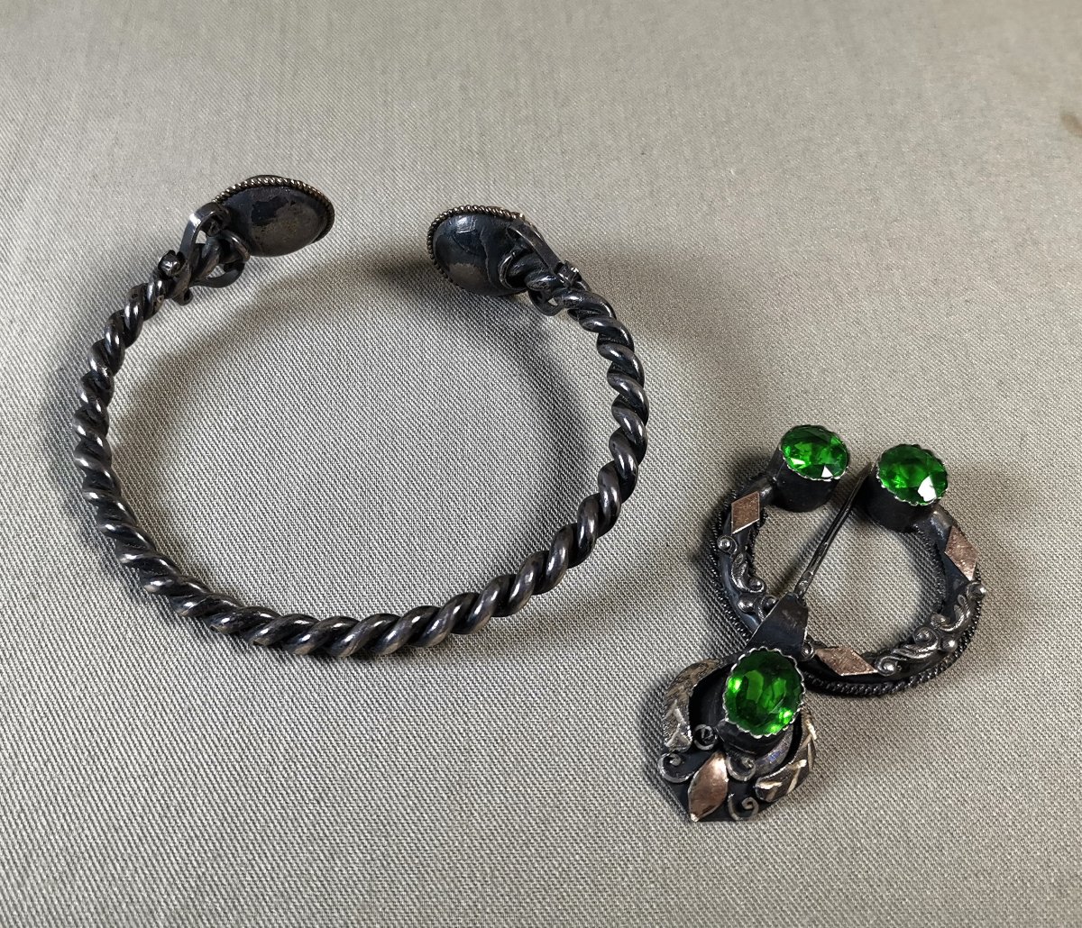 Fibule et bracelet Tors, Modèle Néo Baroque en Argent Vermeil & Verroteries Emeraude-photo-7