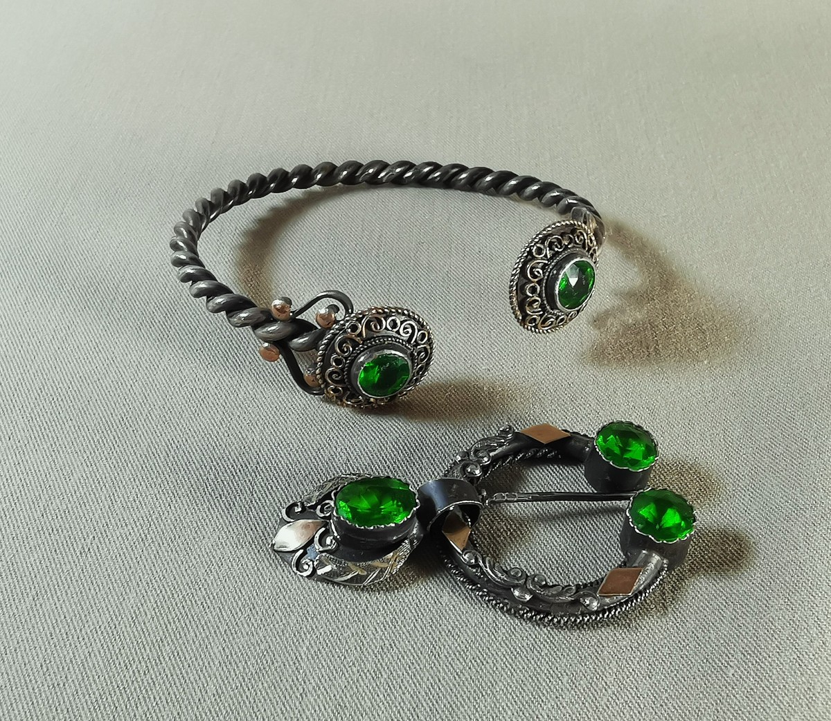 Fibule et bracelet Tors, Modèle Néo Baroque en Argent Vermeil & Verroteries Emeraude