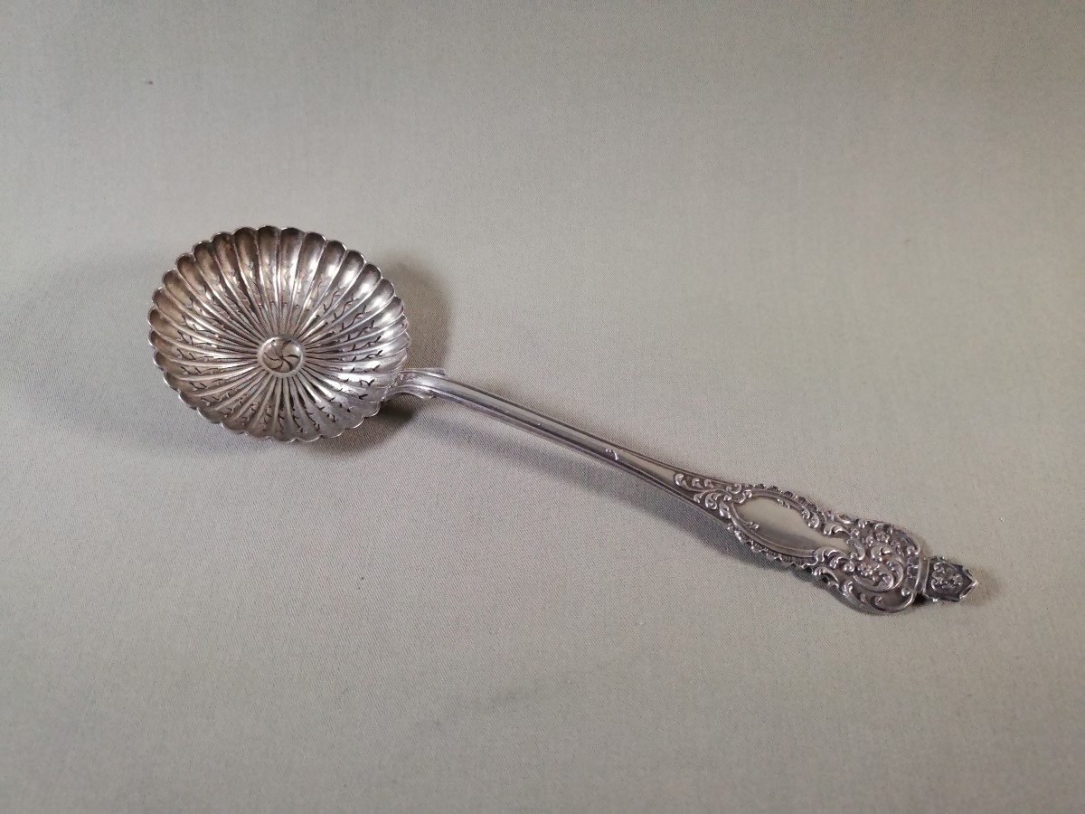 Cuillère à Saupoudrer, Beau modèle Rocaille Baroque XIXe en Argent Minerve, Orfèvre Malique