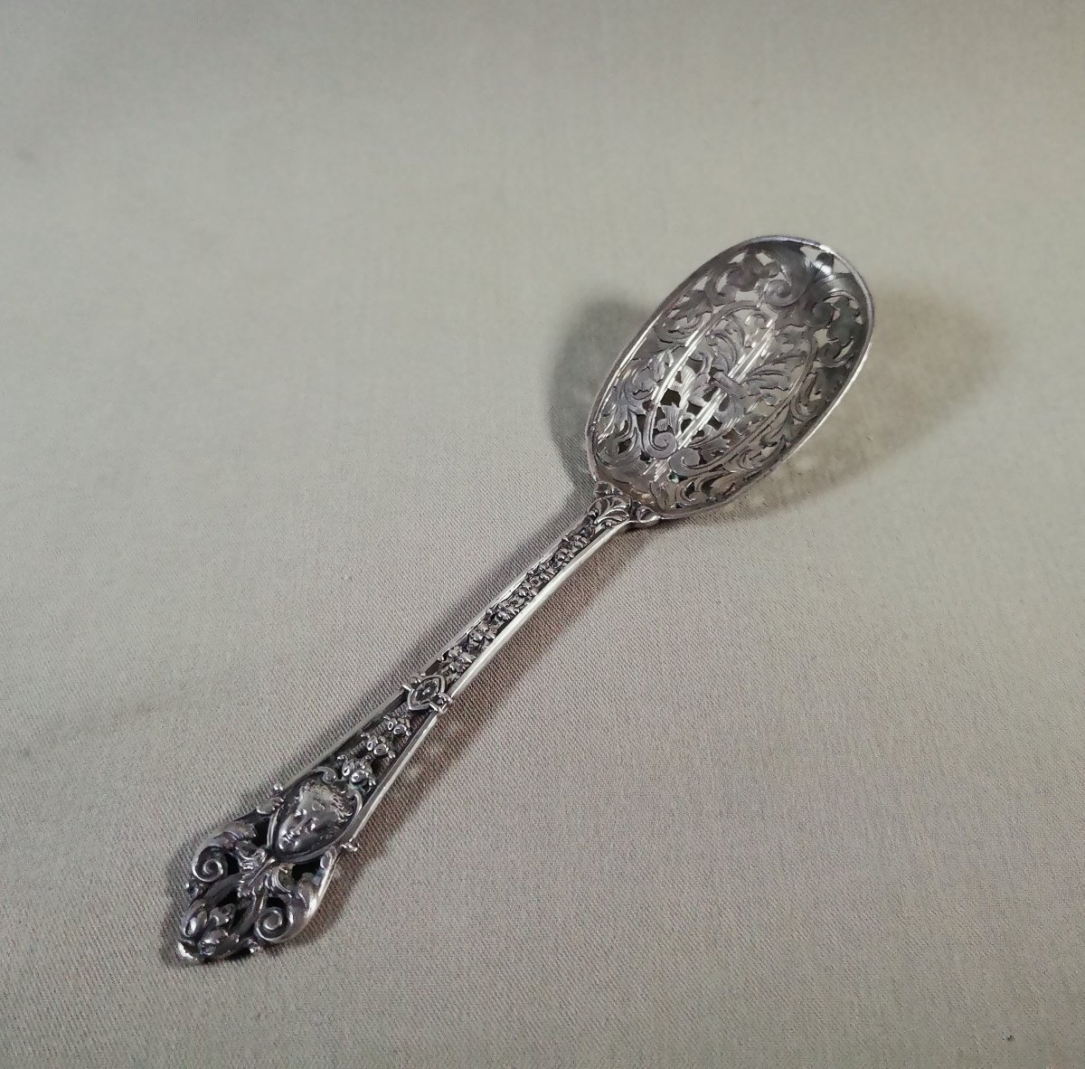 Cuillère à Saupoudrer en Argent richement Repercée, ou à Mignardises, Orfèvre Henri Soufflot-photo-3