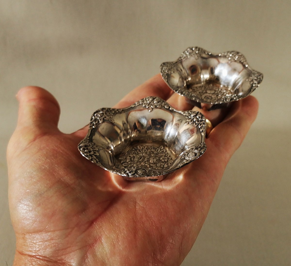 Paire de Petits Salerons en Argent, Modèle Joliment Ouvragé & Mouvementé à Décor de Fleurs-photo-2