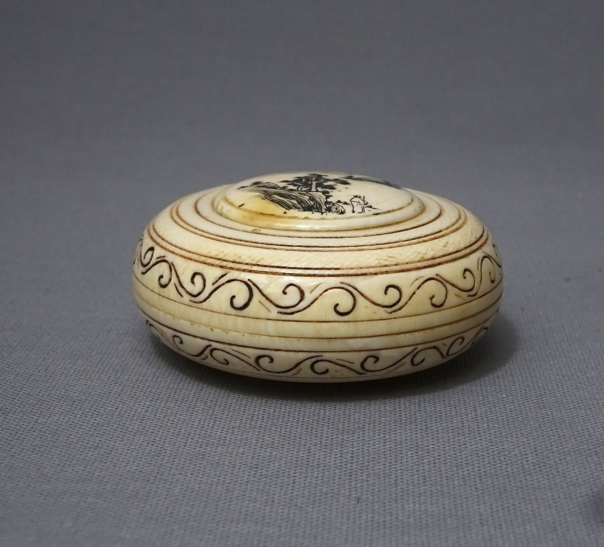 Curiosa,  petite boite érotique Ancienne Abritant une Charmante Scène Grivoise-photo-2