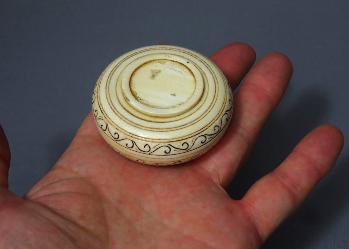 Curiosa,  petite boite érotique Ancienne Abritant une Charmante Scène Grivoise-photo-4