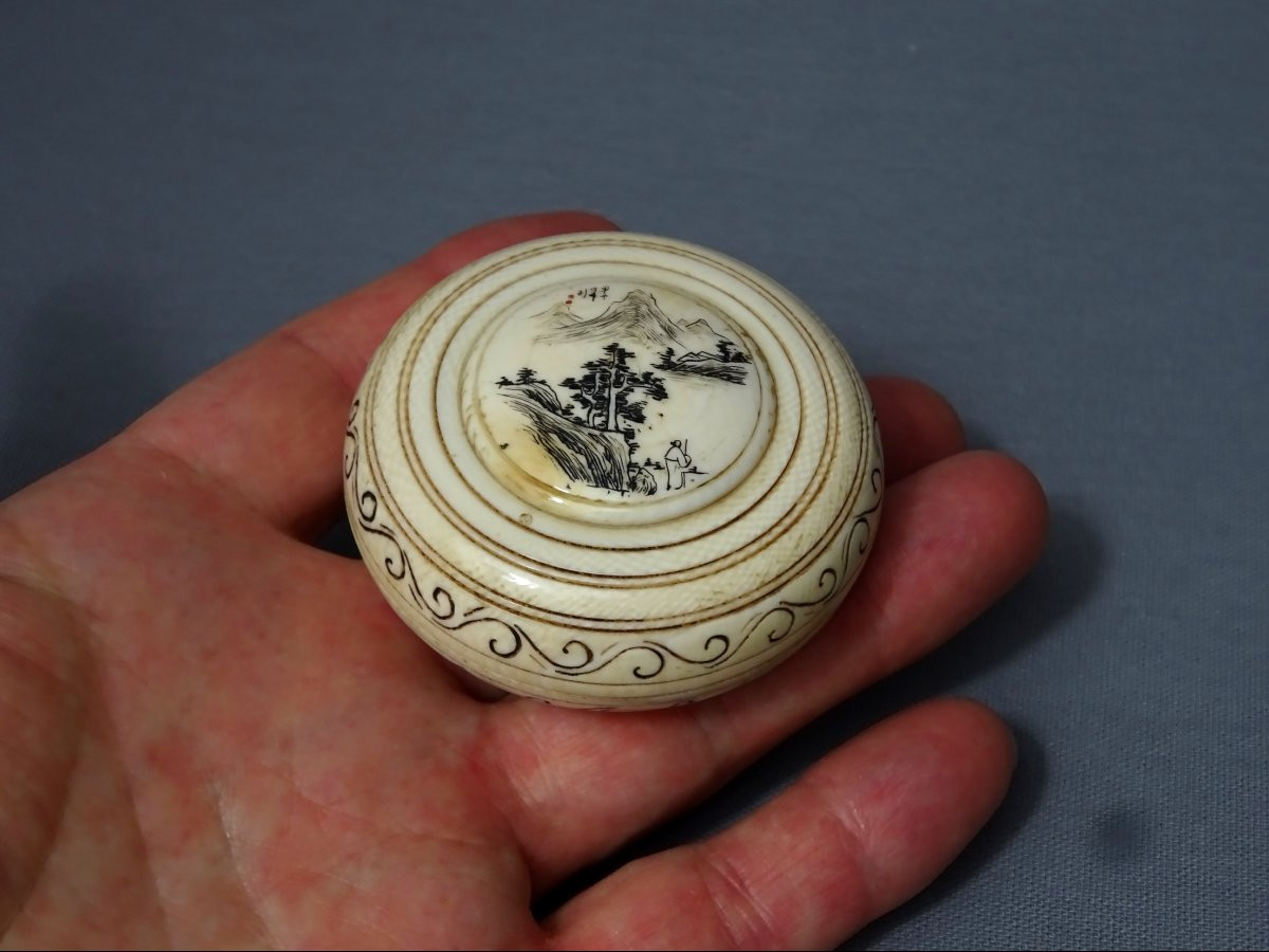 Curiosa,  petite boite érotique Ancienne Abritant une Charmante Scène Grivoise-photo-1