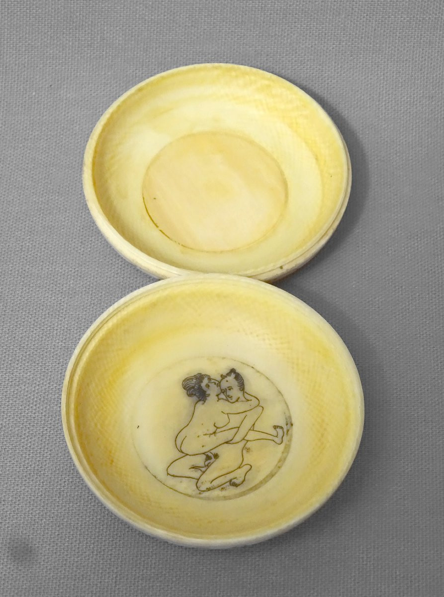 Curiosa,  petite boite érotique Ancienne Abritant une Charmante Scène Grivoise-photo-4