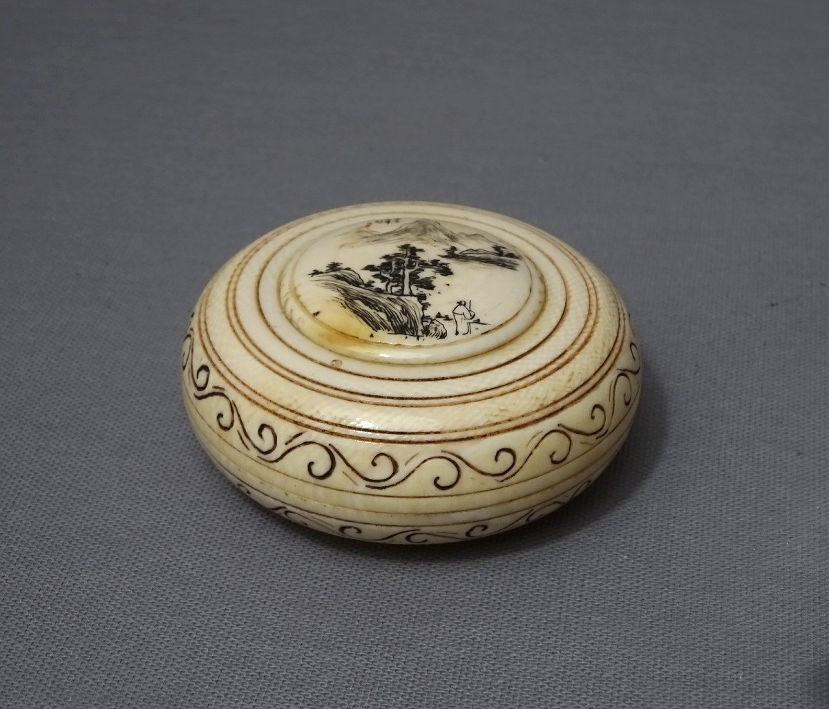 Curiosa,  petite boite érotique Ancienne Abritant une Charmante Scène Grivoise