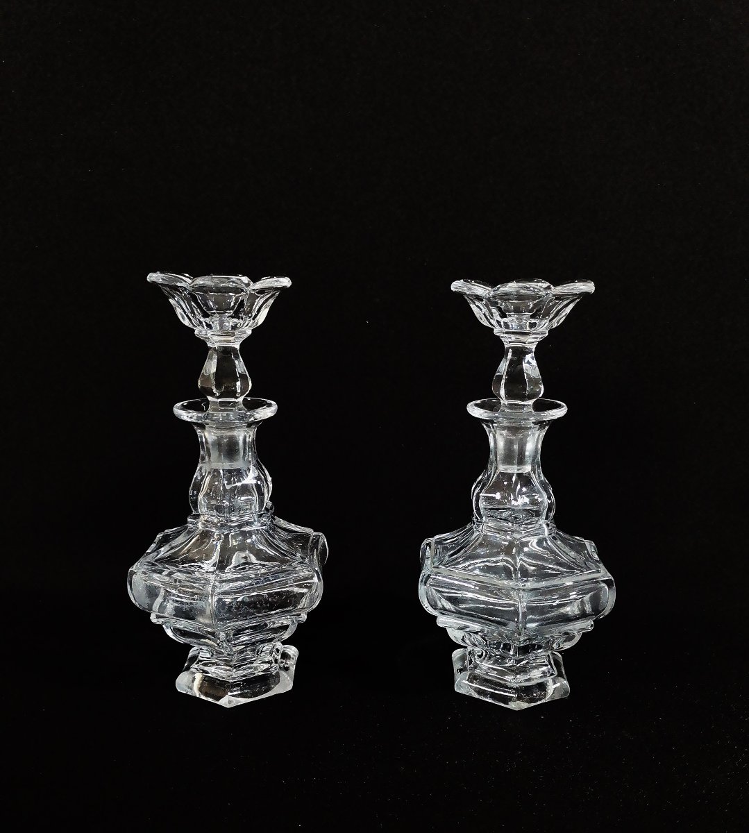 Baccarat, Epoque Charle X, Paire de Flacons à Parfum en Cristal Moulé et Taillé
