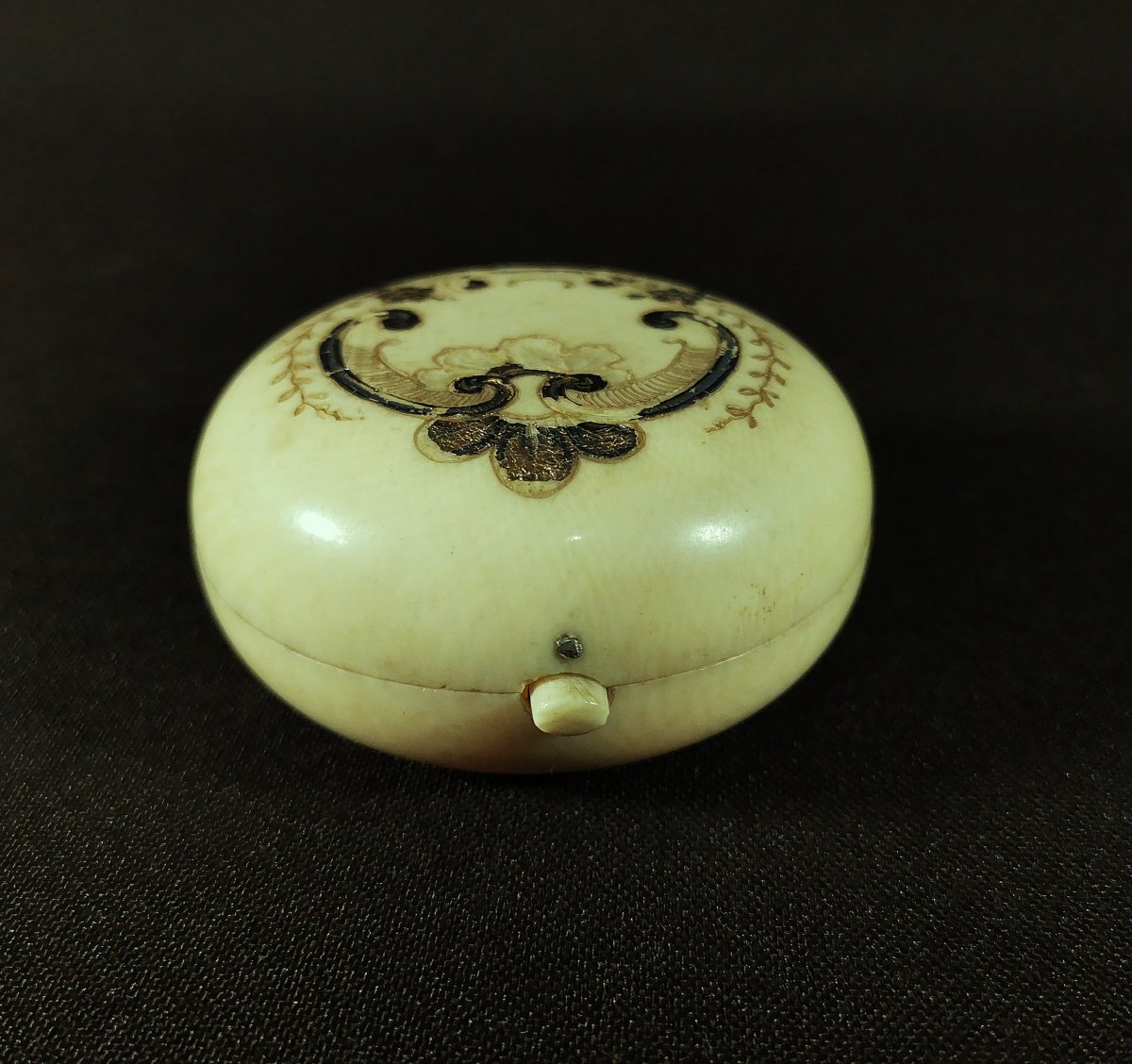 Small Round Box,  Ivory Engraved With Foliage, Flowers, Decorated In Gold And Silver-photo-2