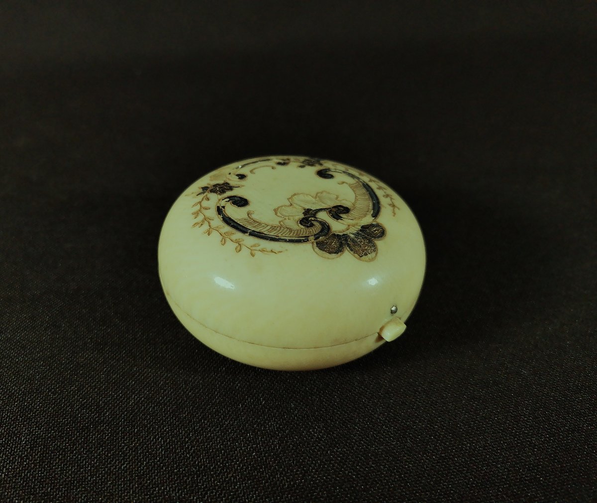 Small Round Box,  Ivory Engraved With Foliage, Flowers, Decorated In Gold And Silver-photo-3
