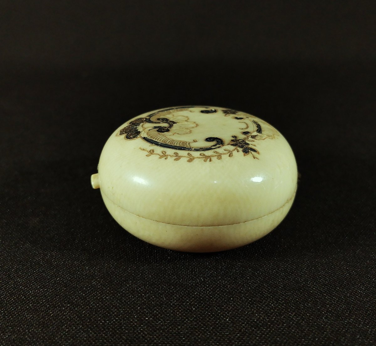 Small Round Box,  Ivory Engraved With Foliage, Flowers, Decorated In Gold And Silver-photo-4