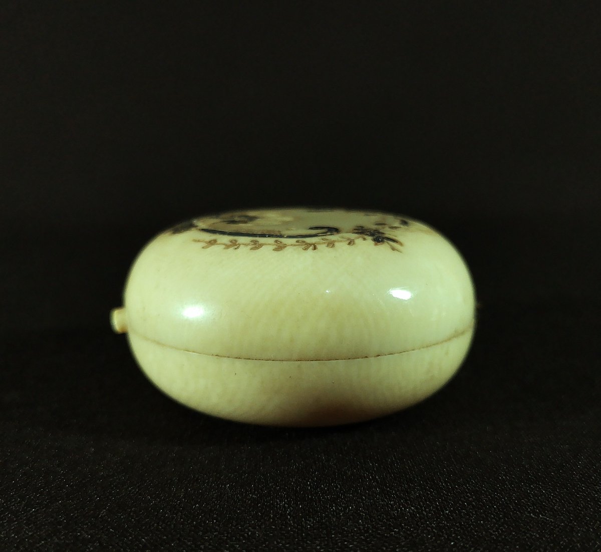 Small Round Box,  Ivory Engraved With Foliage, Flowers, Decorated In Gold And Silver-photo-1