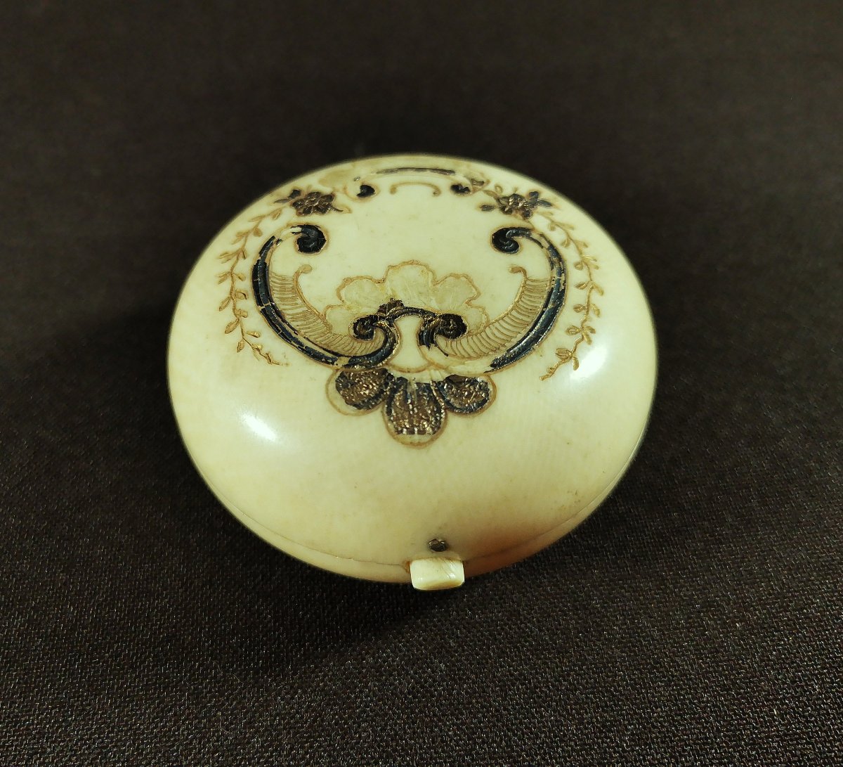Small Round Box,  Ivory Engraved With Foliage, Flowers, Decorated In Gold And Silver-photo-2