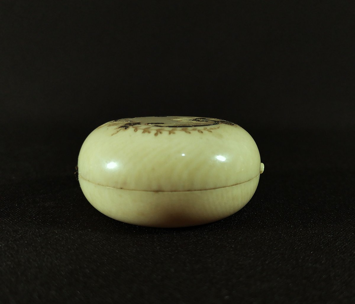 Small Round Box,  Ivory Engraved With Foliage, Flowers, Decorated In Gold And Silver-photo-3