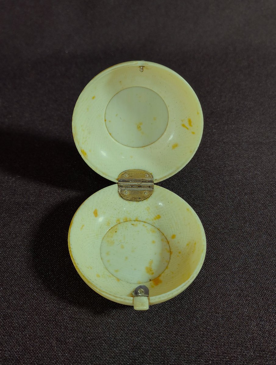 Small Round Box,  Ivory Engraved With Foliage, Flowers, Decorated In Gold And Silver-photo-5