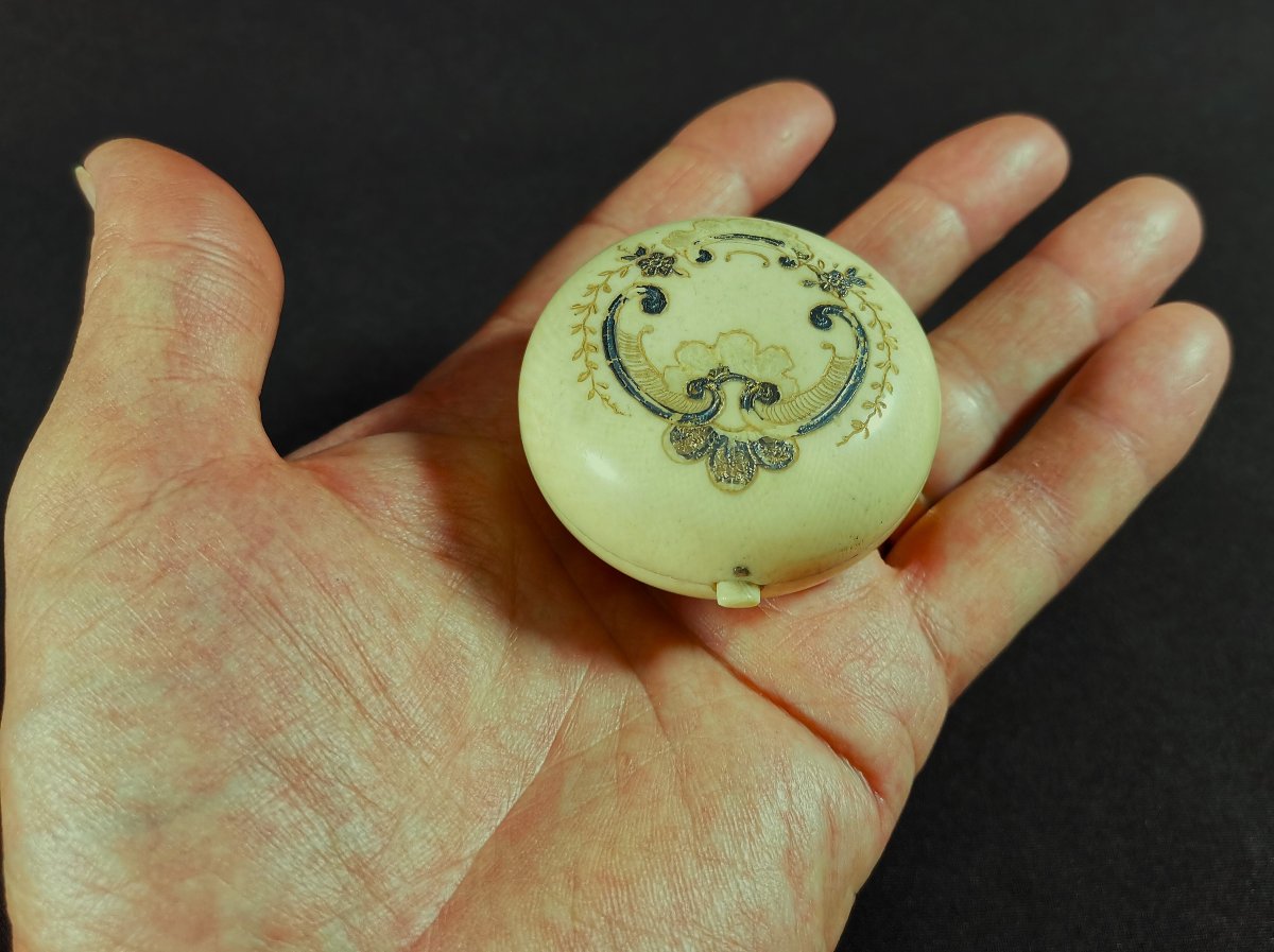 Small Round Box,  Ivory Engraved With Foliage, Flowers, Decorated In Gold And Silver-photo-6