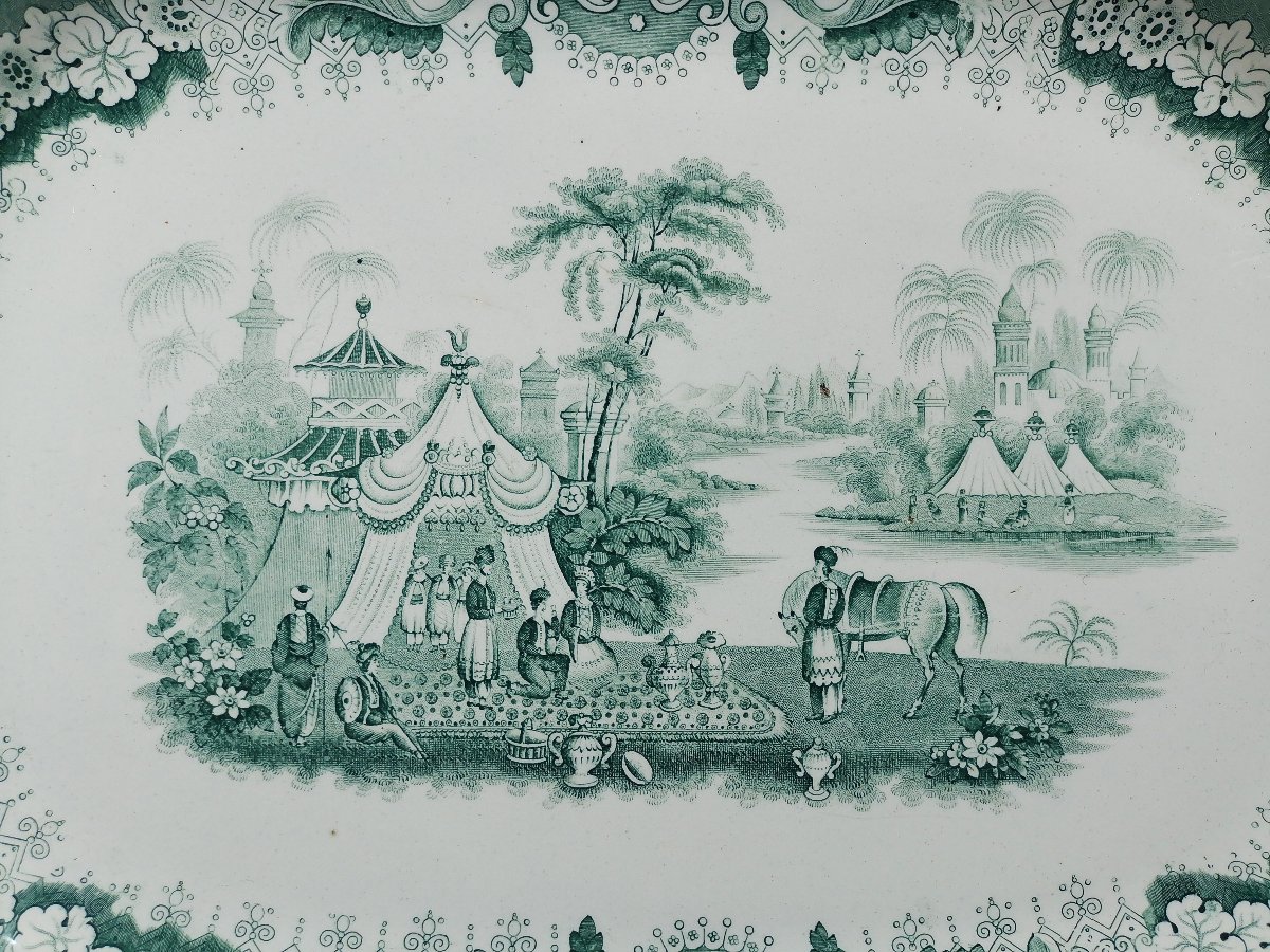 Grand Plat du XIXe en Faience de Bordeaux, Décor Persan en Camaieux de Vert, David Johnston-photo-4