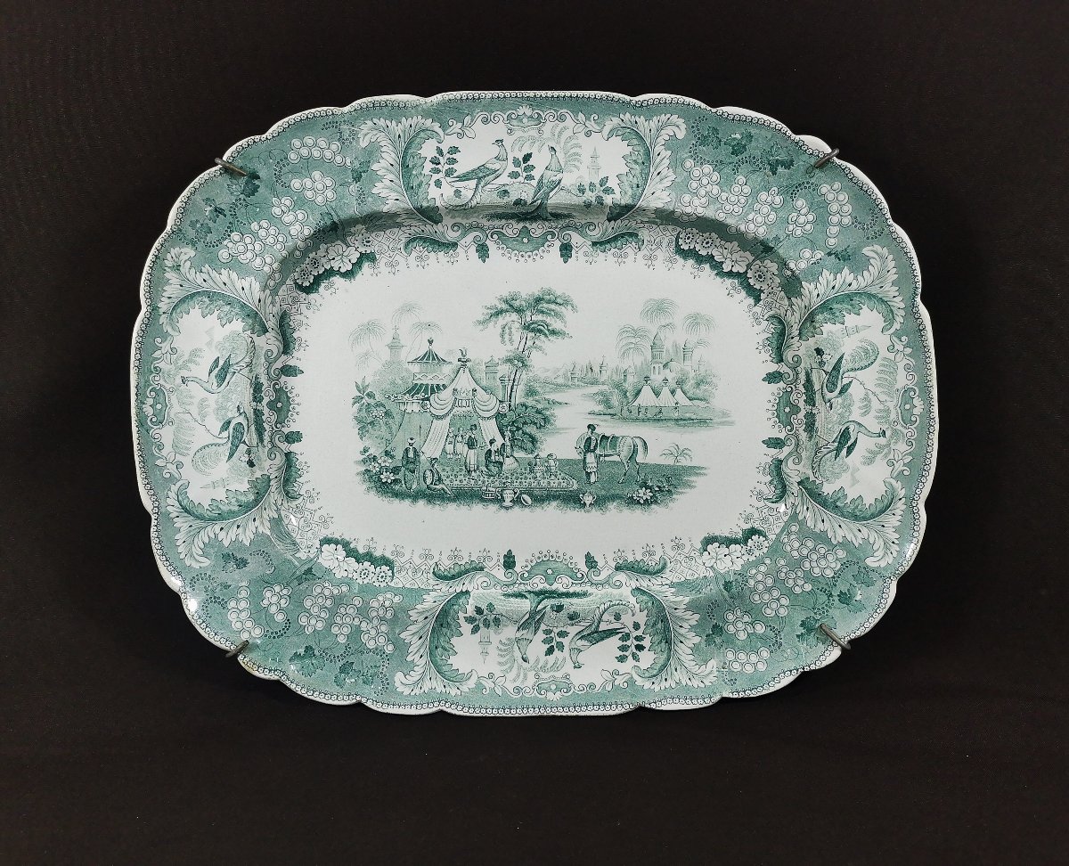 Grand Plat du XIXe en Faience de Bordeaux, Décor Persan en Camaieux de Vert, David Johnston