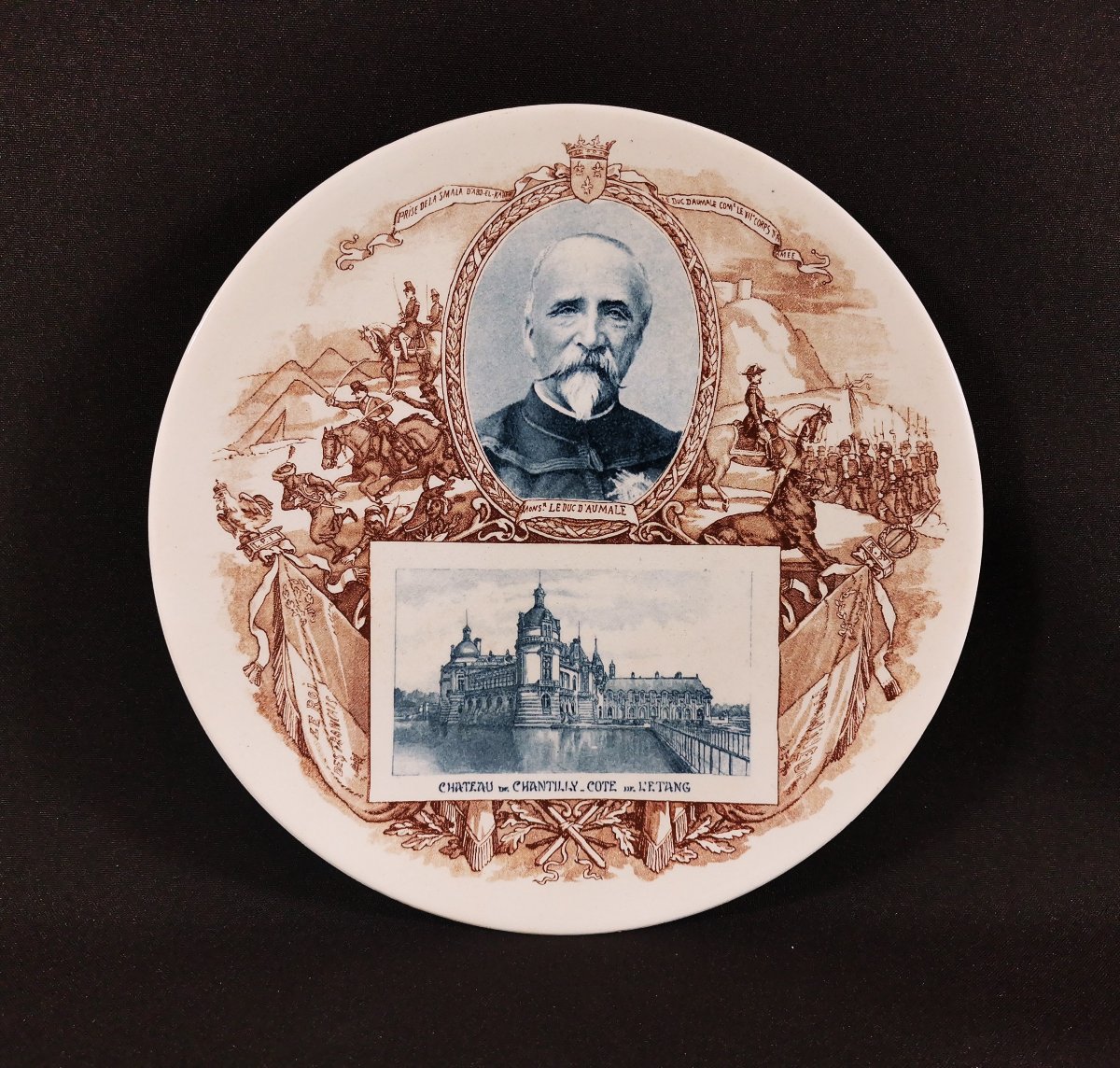 Assiette Historiée "Le Duc d'Aumale", Henri d'Orléans, Faience de Sarreguemines, XIXe Siècle