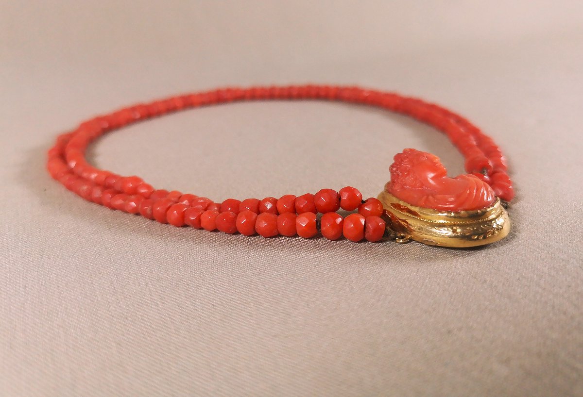 Collier du XIXe ,Ras de Cou, Visage de Femme à l'antique, Or,  Camée Corail et Perles de Corail-photo-2