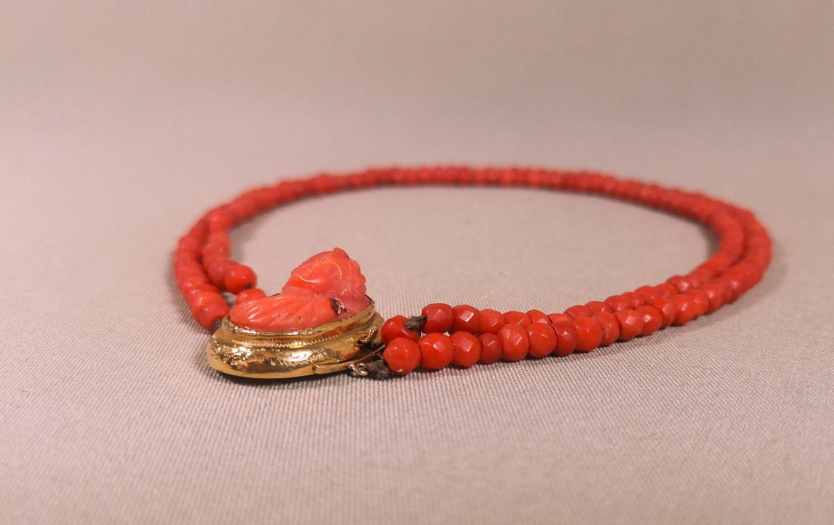 Collier du XIXe ,Ras de Cou, Visage de Femme à l'antique, Or,  Camée Corail et Perles de Corail-photo-1