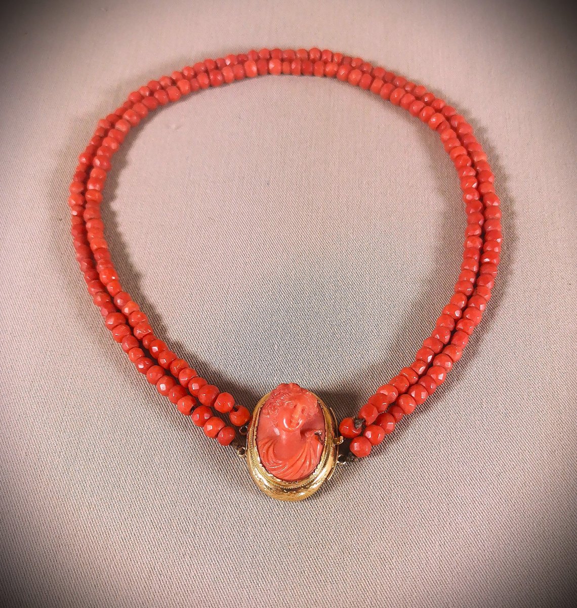 Collier du XIXe ,Ras de Cou, Visage de Femme à l'antique, Or,  Camée Corail et Perles de Corail-photo-2