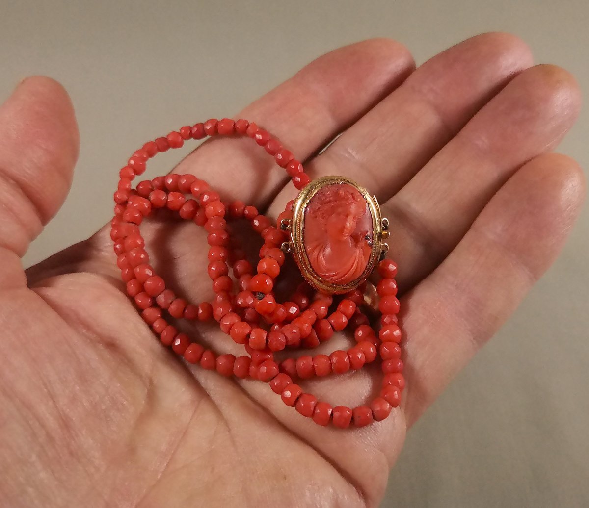 Collier du XIXe ,Ras de Cou, Visage de Femme à l'antique, Or,  Camée Corail et Perles de Corail-photo-3