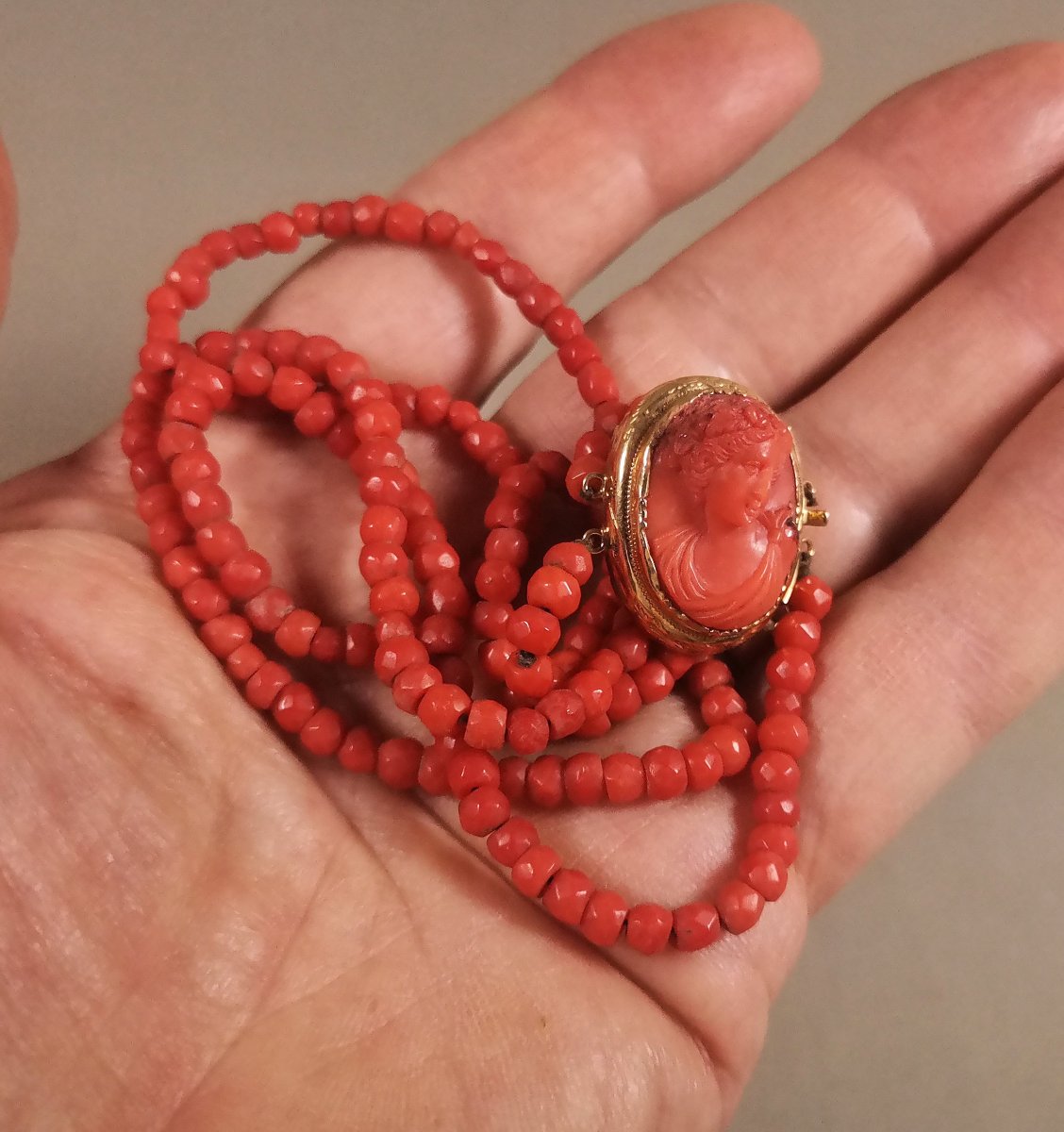 Collier du XIXe ,Ras de Cou, Visage de Femme à l'antique, Or,  Camée Corail et Perles de Corail-photo-5
