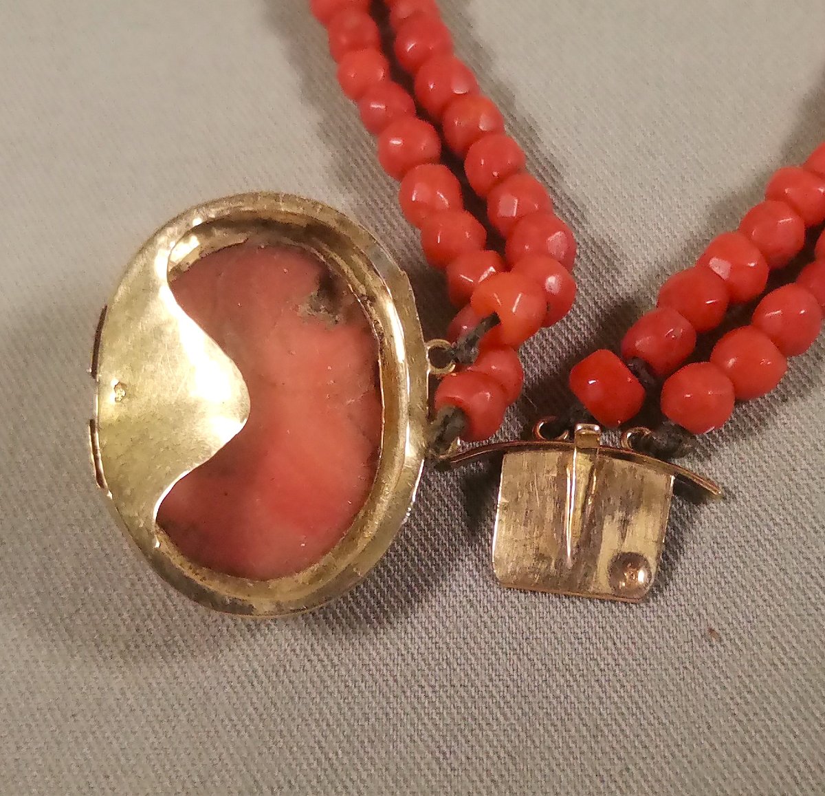 Collier du XIXe ,Ras de Cou, Visage de Femme à l'antique, Or,  Camée Corail et Perles de Corail-photo-7