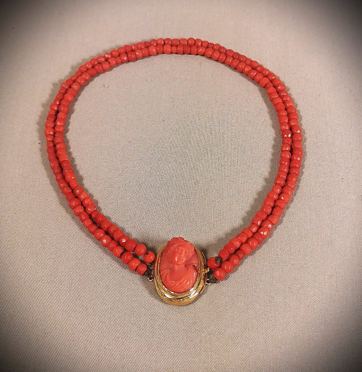 Collier du XIXe ,Ras de Cou, Visage de Femme à l'antique, Or,  Camée Corail et Perles de Corail