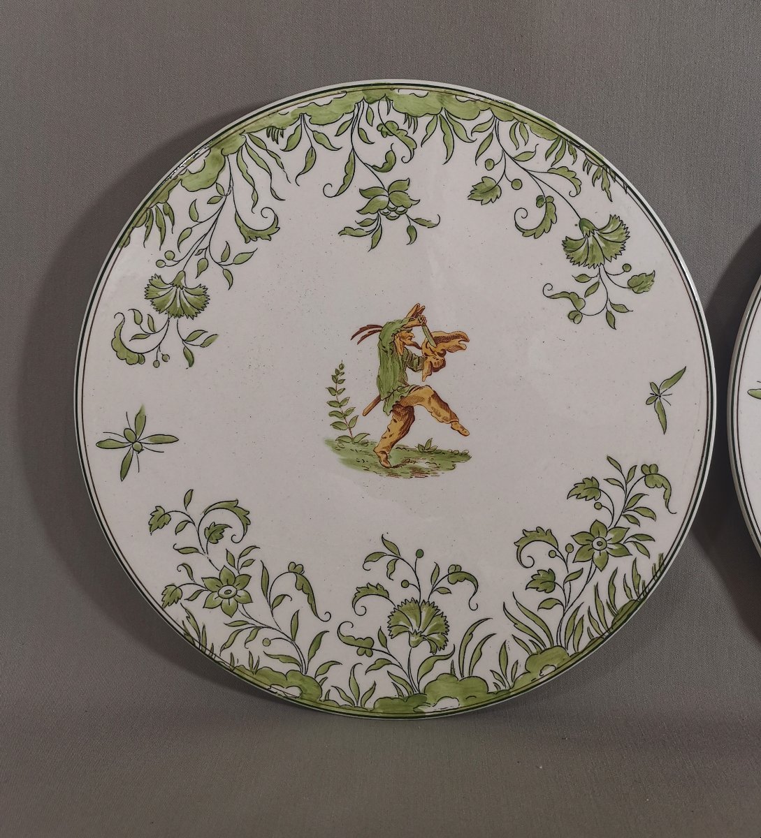 Longchamp Paire de Plats à Decor en Camaieu de Verts de Brigands Grotesques -photo-2