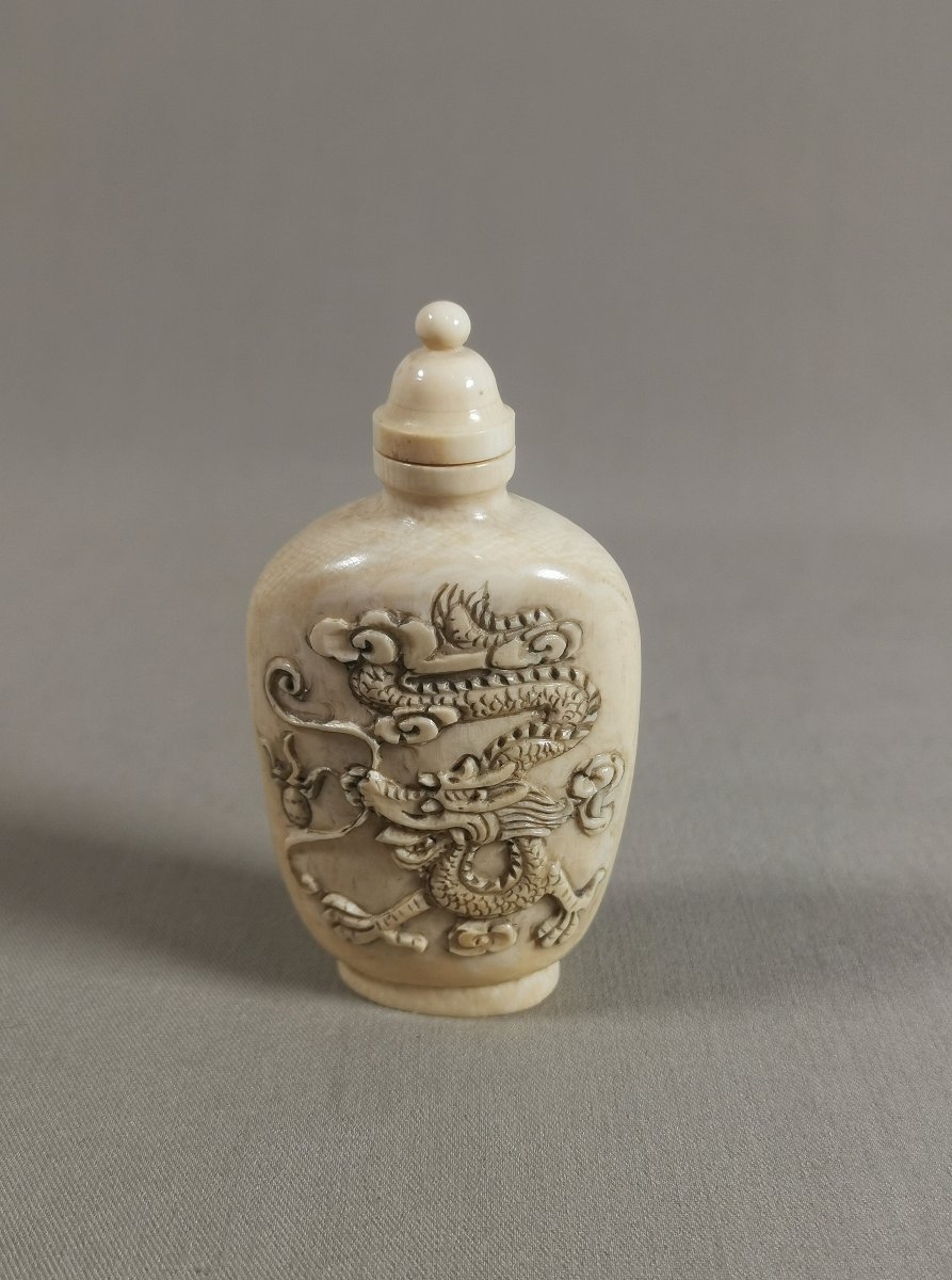 19th-century Snuff Bottle Decorated With Dragons And Phoenixes Amid Clouds -photo-2